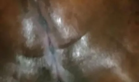 Il ragazzo scatta foto mentre la sua moglie esibizionista ragazza negoziato.