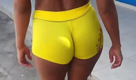 Un uomo con un bel corpo tirando fuori un video porno con moglie slut