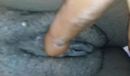 L'allenatore muscolare ha tirato la cravatta di una donna nel suo ufficio. porno moglie e marito