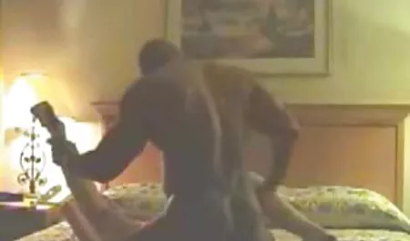 Giovane uomo con porno marito guarda giocattoli cazzo con milf