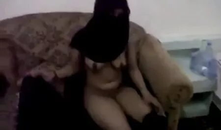 Prendi un capezzolo video mariti cornuti in macchina con un adulto.