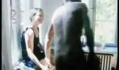 Una bella in bocca di una donna bionda sesso tra moglie e marito
