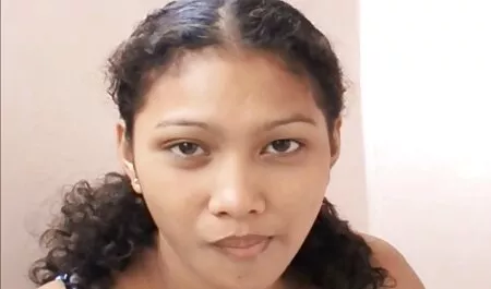 Le lesbiche hanno una grande gomma-a-bocca a cuckold umiliati vicenda nel culo.