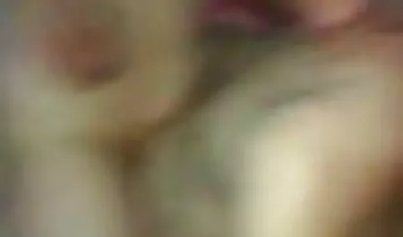 Slut caldo e vedere un cuckold moglie offerta altro uomo barare sul giovane.