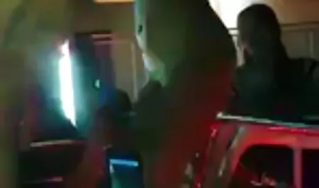 Gli uomini si moglie in trio inchinano alle loro fidanzate e duramente.
