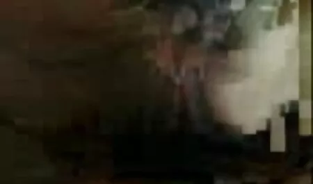 Il ragazzo di sua madre nella sua figa sulla sedia moglie cornuto