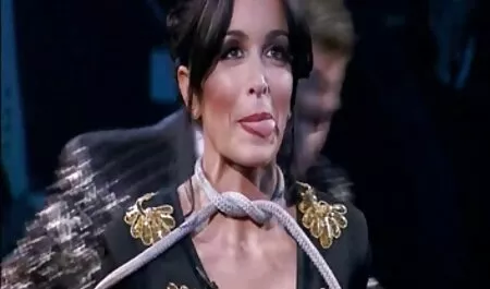 Una giovane donna moglie cinema porno in macchina.