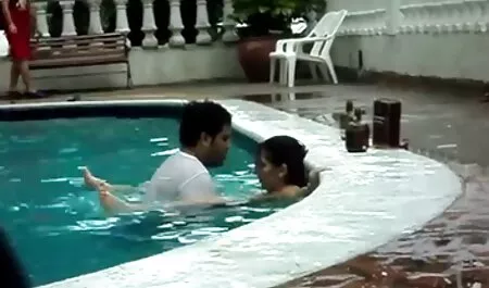 Ragazzo ragazza e mettere uno cuckold nero di loro nel culo.