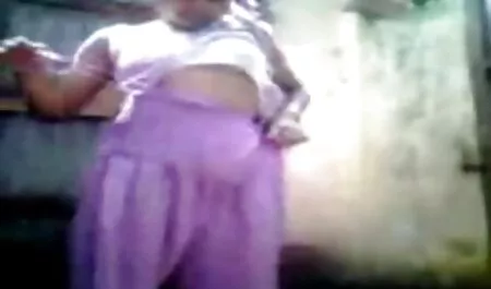 Una bionda ha portato moglie in porno la sua amica all'orgasmo.