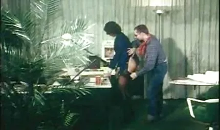 Una donna impegnata con video porno moglie tradisce un pene.