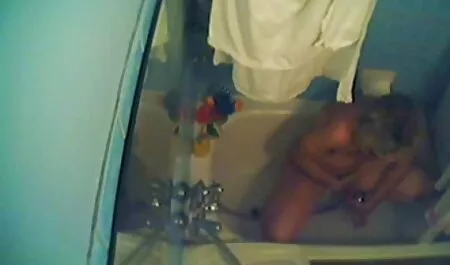 Il giovane ha leccato il ragazzo e sua sorella lo ha xxx marito cornuto ucciso nel film.