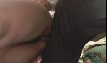 Guarda le due donne video moglie porno nell'olio.