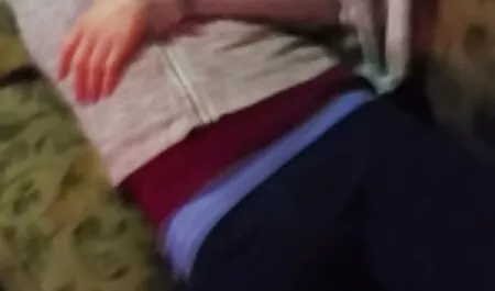 Accarezzare il corpo di una donna in video porno moglie stuprata bagno