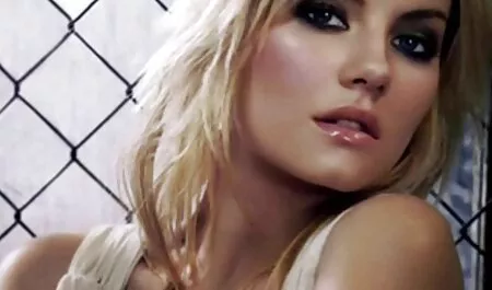 Un boss corrotto mangia e davanti al marito porno ignora uno dei dipendenti.