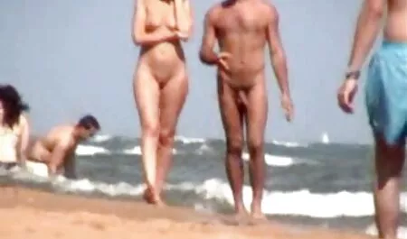 Guarda con una ragazza russa con gli occhiali cuckold mariti cornuti