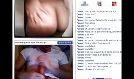 Una donna anziana fuma un giovane in macchina. milf tradisce il marito
