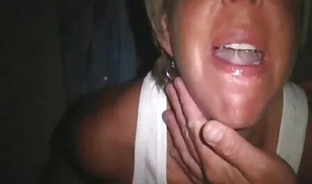 Innocente ragazza in il video di tradimenti porno bagno