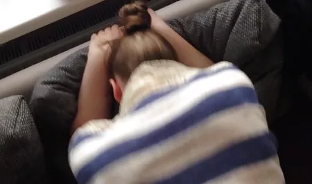 Ho messo una centoxcento moglie ragazza in un ragazzo che indossava una gonna sul divano.