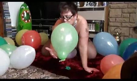 Un amico calvo pulisce vere mogli troie un'altra donna in un hotel.