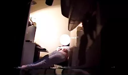 Piccolo uomo snello mettere una moglie italiana infedele vite molto grande su un bianco