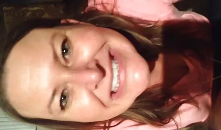 Ragazza sulla macchina fotografica in quando le cose vanno ninfomane moglie giù.