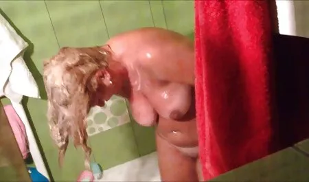 Un uomo con un orologio giocattolo spinto nel suo incula la moglie culo