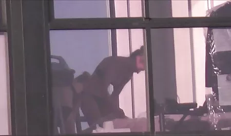 Affascinante ramo allenatore porno mogli infedeli per barare