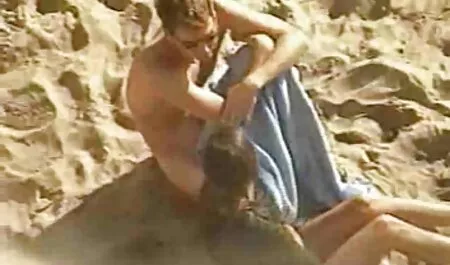 Il ragazzo ha chiamato la bella ragazza per andare a fare una moglie italiana cornuto passeggiata nel bosco