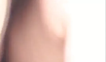 Sottile moglie porno amatoriale bionda negli occhi.