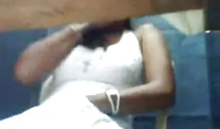 Ho visto una ragazza seduta e seduta di moglie ninfomane fronte a un amico di scatole sulla macchina fotografica