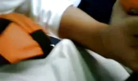 Nella marito cuckold bisex casa di una ragazza russa è cresciuta in lingerie nera.