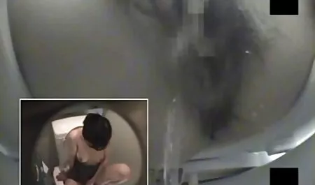 Due cornuti italiani ragazzi nella sauna a fare sesso con la ragazza.