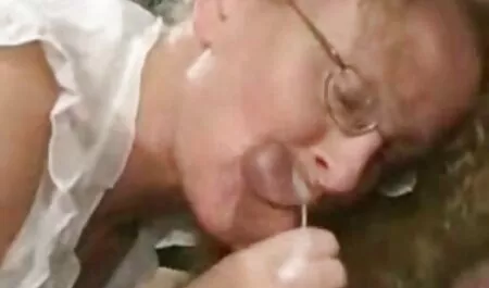 Studenti che passano dalle loro mogli nella gioia del loro amore. sex porno moglie