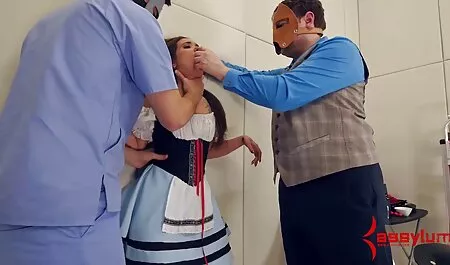 Il ragazzo calvo ha rubato una bella bruna porno marito e moglie dalla membrana.